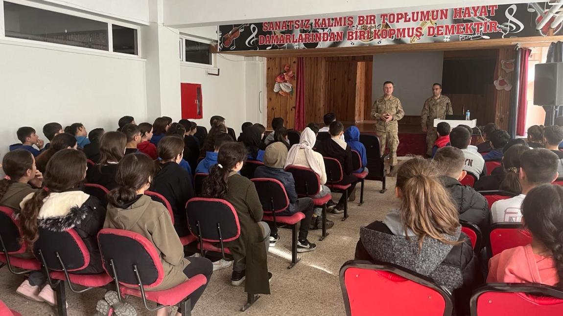 Jandarma Astsubay Kıdemli Çavuş Engin BODUR Hayalimdeki Meslek Projesi Kapsamında Okulumuzda Seminer Verdi